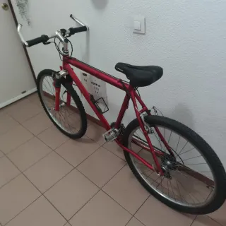 Bicicleta de montaña roja