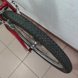 Bicicleta de montaña roja