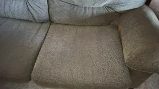 Sofá de tres plazas ,tela marrón.