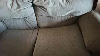 Sofá de tres plazas ,tela marrón.