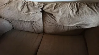 Sofá de tres plazas ,tela marrón.