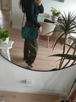 Bolso verde efecto piel serpiente.