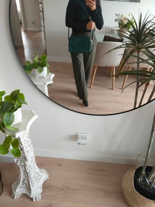 Bolso verde efecto piel serpiente.