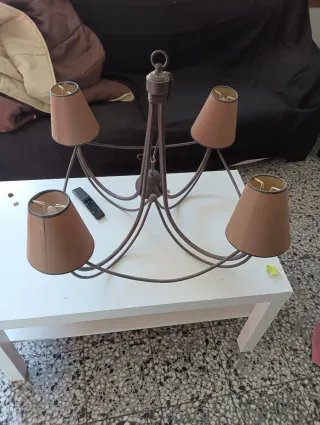 Lámpara de forja con 4 tulipas marrones