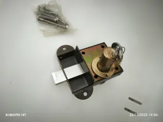 Cerradura FAc con pestillo y tornillos