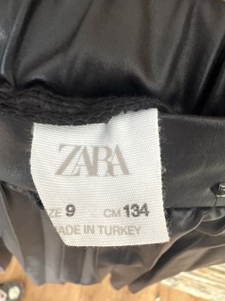 Falda niña Zara  negra plisada efecto piel t