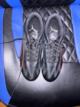 Zapatillas de fútbol Puma Negras y Naranjas