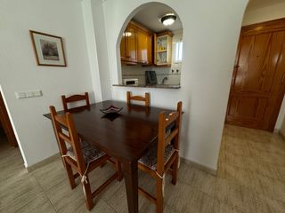 Mesa de madera con 4 sillas