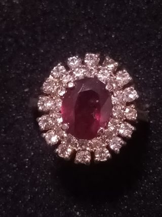 Anello con pietra rossa e zirconi