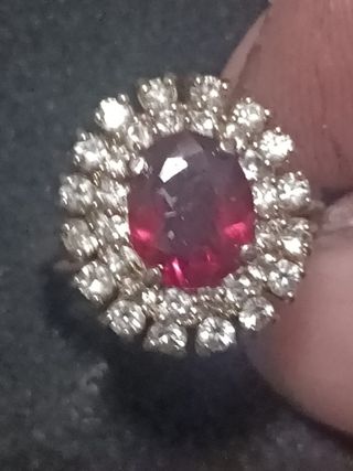 Anello con pietra rossa e zirconi