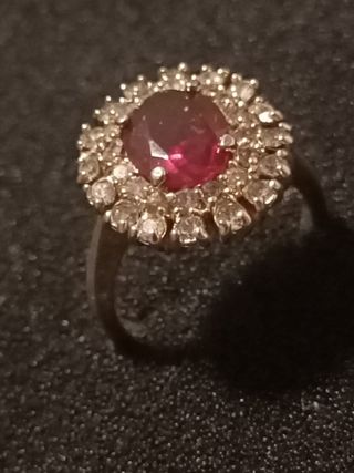 Anello con pietra rossa e zirconi