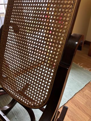 Mecedora de madera y ratán