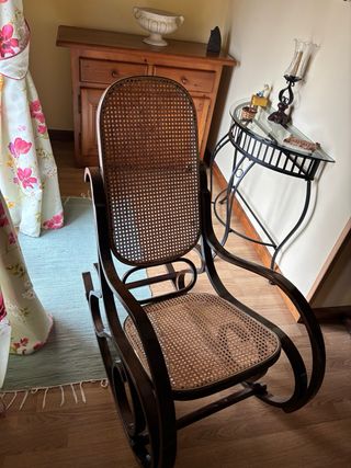 Mecedora de madera y ratán