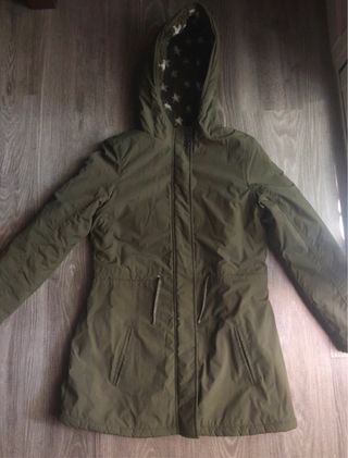 Abrigo verde militar UCB con capucha