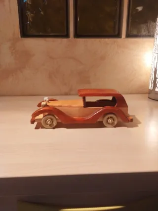 Coche de madera para exposición