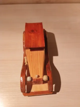 Coche de madera para exposición