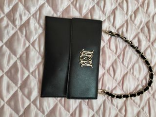 Borsa con catena e logo dorato