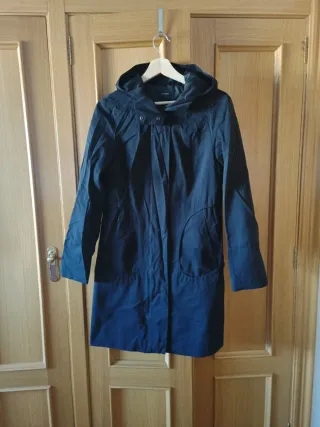 Gabardina negra con capucha