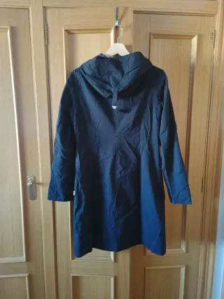 Gabardina negra con capucha
