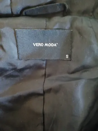 Gabardina negra con capucha