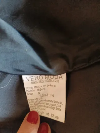 Gabardina negra con capucha