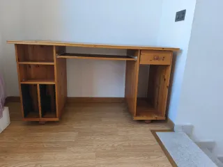 Mesa de escritorio de madera