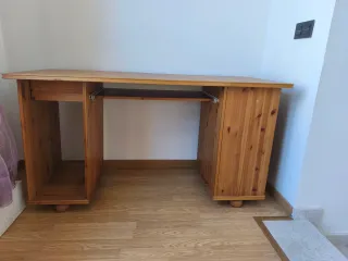 Mesa de escritorio de madera