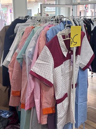 Bata limpieza educadora rayas y lunares