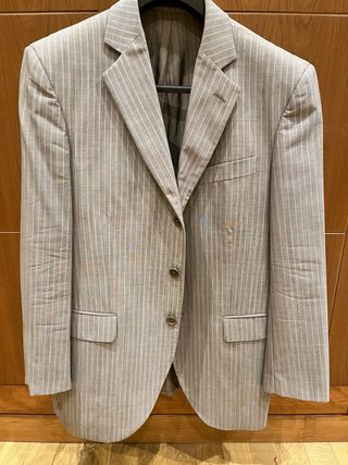 Traje de hombre beige con rayas