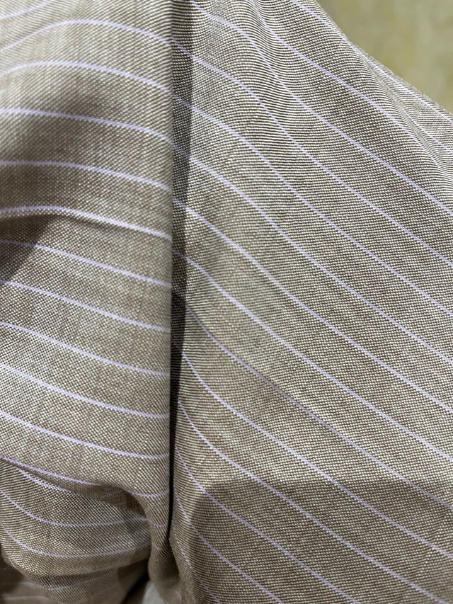 Traje de hombre beige con rayas