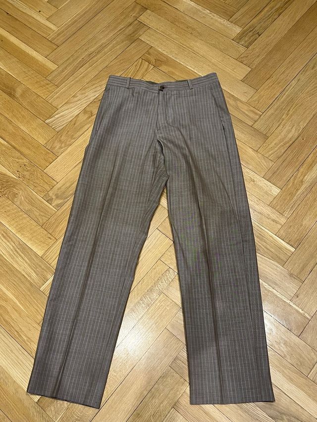 Traje de hombre beige con rayas