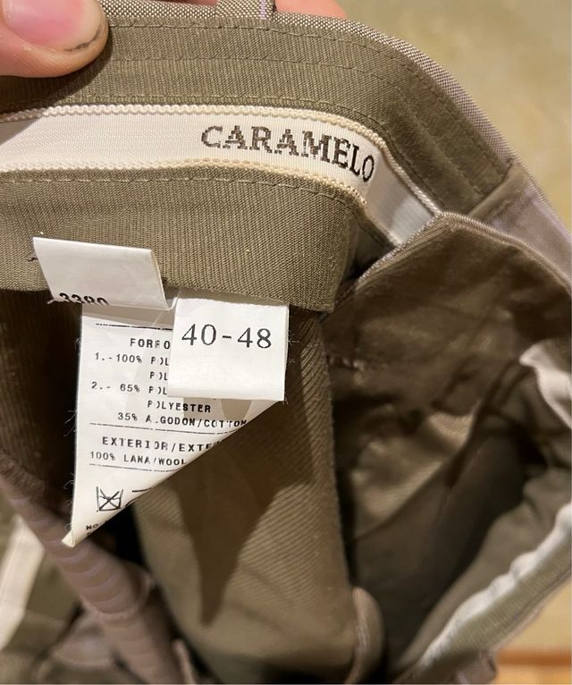 Traje de hombre beige con rayas