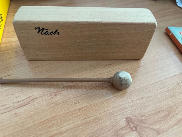 Caja china de madera con mazo