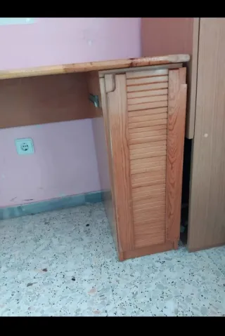 Escritorio marrón de madera