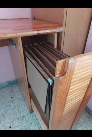 Escritorio marrón de madera