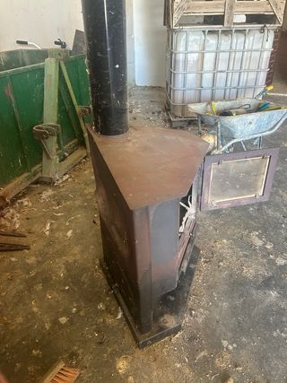 Chimenea de leña metálica con puerta de cristal