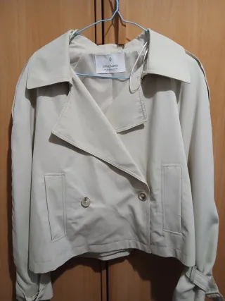 Gabardina corta Stradivarius beige