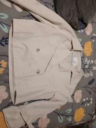 Gabardina corta Stradivarius beige