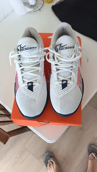 Zapatillas Nike Blancas y Rojas