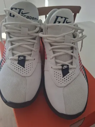 Zapatillas Nike Blancas y Rojas