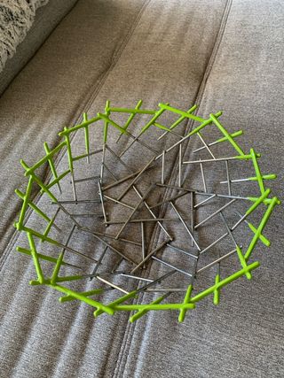 Frutero moderno verde y plateado