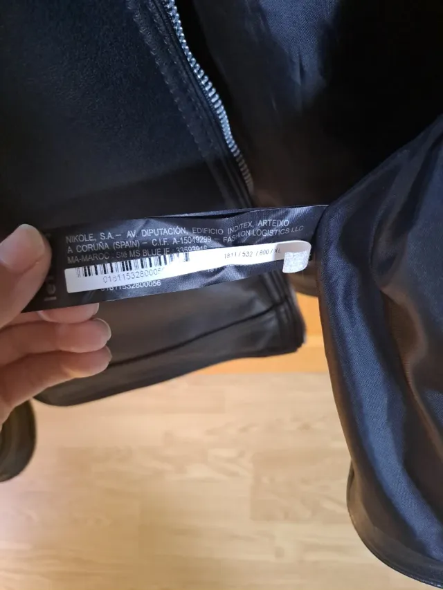 Chaqueta efecto piel negra Lefties