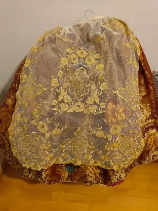 Traje de Fallera rojo terracota y dorado