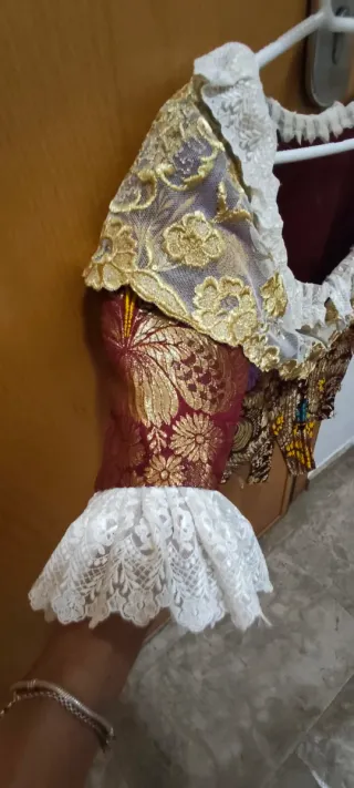 Traje de Fallera rojo terracota y dorado