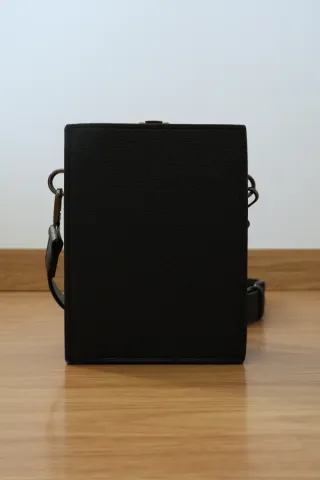 Bolso bandolera, en forma de caja, color negro