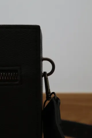 Bolso bandolera, en forma de caja, color negro