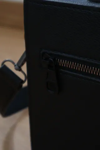 Bolso bandolera, en forma de caja, color negro