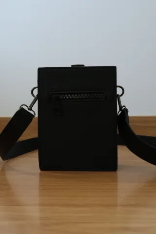Bolso bandolera, en forma de caja, color negro