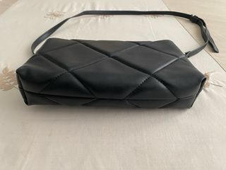 Bolso H&M negro acolchado
