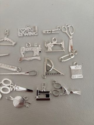 Colgantes, dijes con motivos de costura